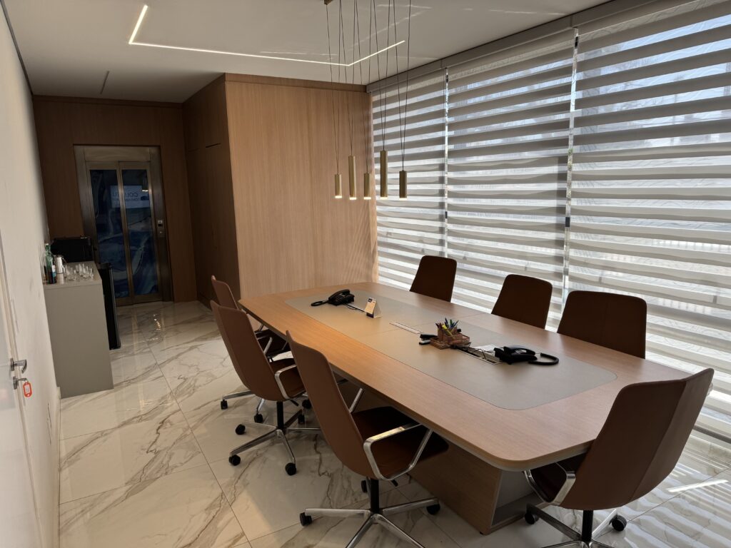 Foto da reunião master olhando para o elevador