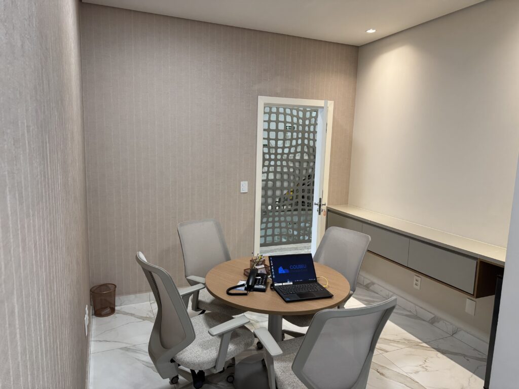 Foto da reunião 1 olhando para a porta de entrada