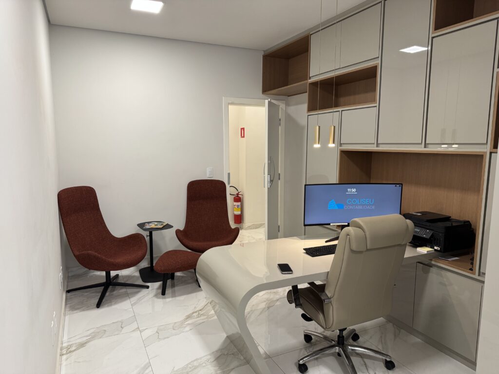 Foto da sala da CEO olhando para a porta de entrada