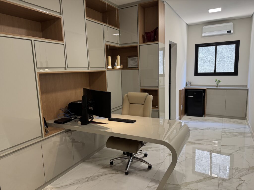 Foto da sala da CEO olhando para a mesa de trabalho