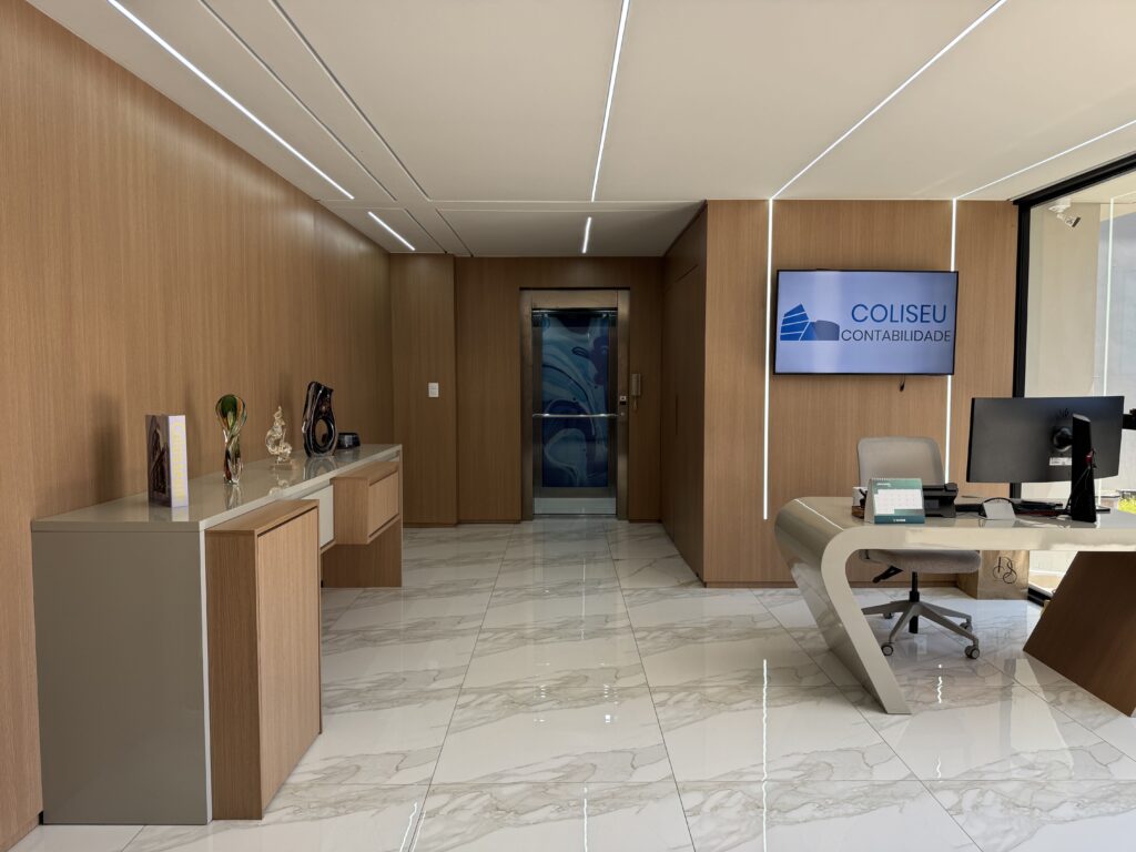 Foto da recepção olhando para o elevador